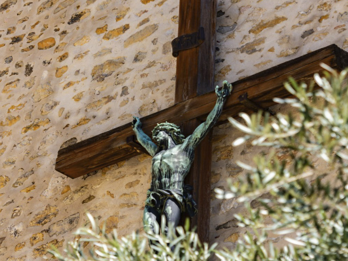 A statue of jesus holding up his cross.