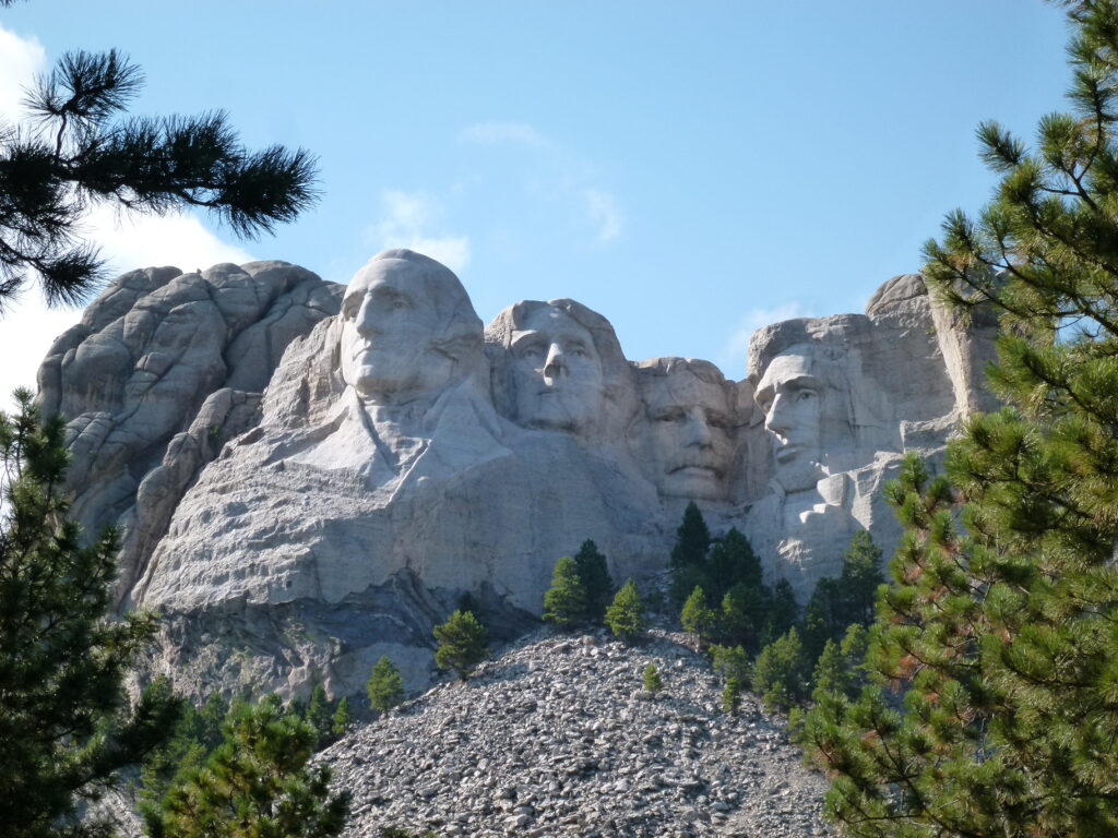 A view of mount rushmore from the side.